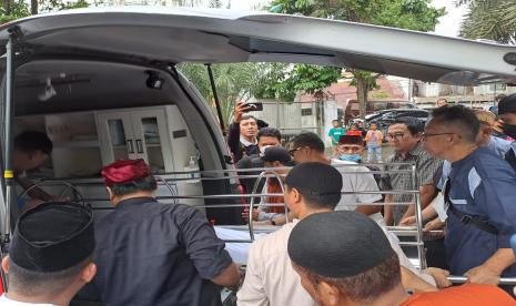 Jenazah budayawan Ridwan Saidi saat akan dimakamkan ke TPU Karet Bivak, Jakarta, Ahad (25/12/2022).