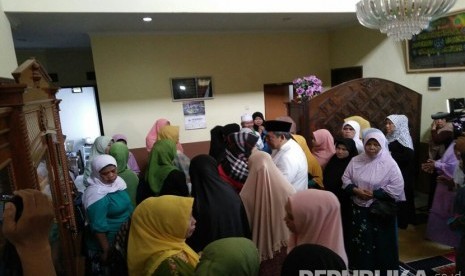 Gubernur Ahmad Heryawan menerima para pelayat di rumah duka di Sukaraja, Sukabumi