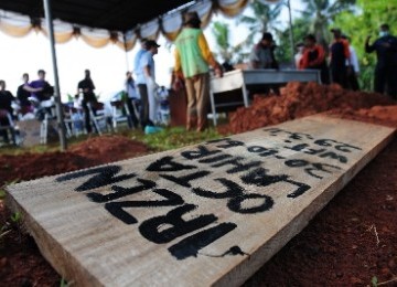 Jenazah Irzen Octa ketika diotopsi di TPU Srengseng Sawah, Jakarta.