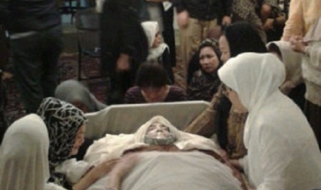 Jenazah istri Fahmi Idris, Kartini Fahmi Idris, disemayamkan di kediamannya, Jalan Mampang Prapatan 4 Nomor 20 Mampang, Jakarta Selatan, Rabu (5/2).