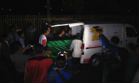 Jenazah Jm tiba di rumah duka di Desa Tanjung Kamuning, Tarogong Kaler, Kabupaten Garut, Jawa Barat, Ahad (7/2). 