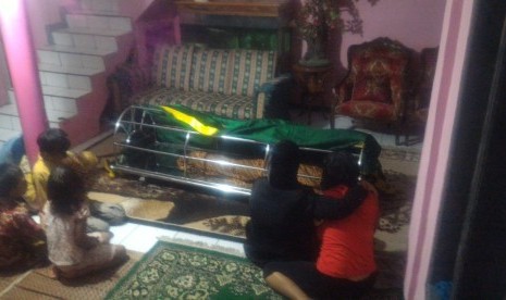 Jenazah Jm tiba di rumah duka di Desa Tanjung Kamuning, Tarogong Kaler, Kabupaten Garut, Jawa Barat, Ahad (7/2). 