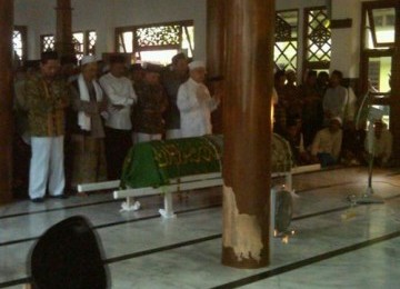 Jenazah K. H Abdullah Faqih Dishalatkan Pelayat