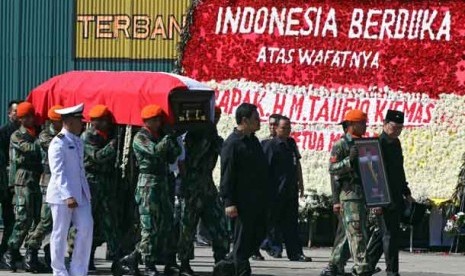 Jenazah Ketua MPR Taufiq Kiemas (TK) tiba di Bandara Halim Perdanakusumah, Jakarta, Ahad (9/6).