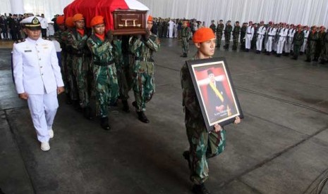 Jenazah Ketua MPR Taufiq Kiemas (TK) tiba di Bandara Halim Perdanakusumah, Jakarta, Ahad (9/6).