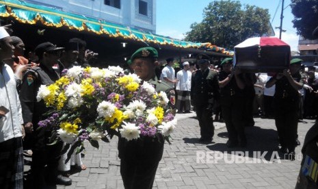 Jenazah KH Hasyim Muzadi diberangkatkan ke Bandara Abdulrachman Saleh Malang bakda dzuhur dari kediamannya di Ponpes Al-Hikam Malang. Selain didampingi keluarga, sebanyak 22 santri ikut mengantarkan almarhum dari Malang sampai ke Depok. 