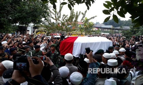 Jenazah KH Hasyim Muzadi Tiba di Komplek PP Al Hikam, Beji, Depok, Jawa Barat, Kamis (16/3).   