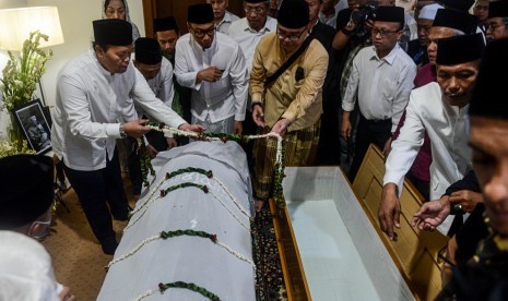 Sandiaga Sempat Rencanakan Banyak Hal Bersama Gus Sholah. Foto: Jenazah KH Salahuddin Wahid atau Gus Sholah saat akan meninggalkan rumah duka di kawasan Mampang Prapatan, Jakarta, Senin (3/2). Jenazah almarhum Gus Sholah diberangkatkan ke Lanud Halim Perdana Kusuma untuk disemayamkan di Pondok Pesantren Tebuireng, Kabupaten Jombang, Jawa Timur. 