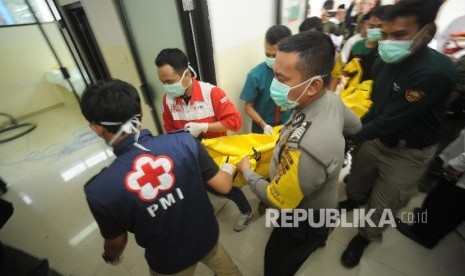 Jenazah korban kecelakaan bus di tanjakan Emen, Subang, Jabar, tiba di RSUD Tangsel, Ahad (11/2) pagi.