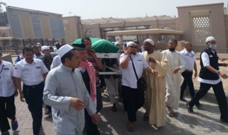 Jenazah Lukmanul Hakim Yakub, sopir mobil Tim Media Center Haji (MCH) Madinah, saat hendak dimakamkan Pemakaman Baqi (Ilustrasi)