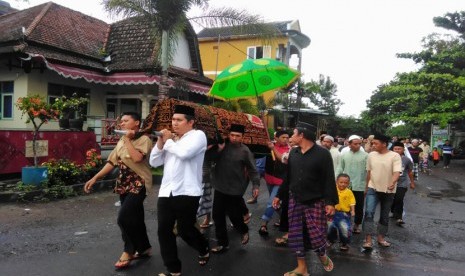 Jenazah mahasiswa UII yang meninggal dalam pendidikan dasar mapala UII asal Lombok Timur dibawa ke pemakaman umum Pringgasela, Lombok Timur, Rabu (25/1).