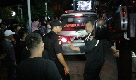 Jenazah Mike Mohede dibawa menggunakan ambulans ke rumah duka di Bintaro, Tangsel, Ahad (31/7).