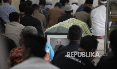 Jenazah Mochamad Teddy Thohir saat hendak disholati di Mesjid Darussalam,kuningan, Jakarta, Selasa (1/11).