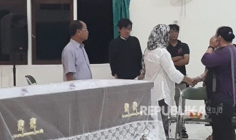 Jenazah NH Dini disemayamkan di Aula Wisma Lansia Harapan Asri, Jalan Tusam Raya II Banyumanik, Kota Semarang, Jawa Tengah, Selasa (4/12). Sastrawan ini wafat di RS St Elisabeth Semarang setelah sebelumnya mengalami musibah kecelakaan di ruas tol Tembalang.