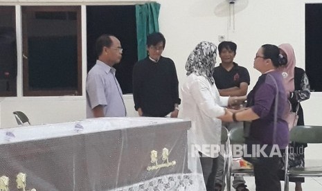 Jenazah NH Dini disemayamkan di Aula Wisma Lansia Harapan Asri, Jalan Tusam Raya II Banyumanik, Kota Semarang, Jawa Tengah, Selasa (4/12). Sastrawan ini wafat di RS St Elisabeth Semarang setelah sebelumnya mengalami musibah kecelakaan di ruas tol Tembalang.