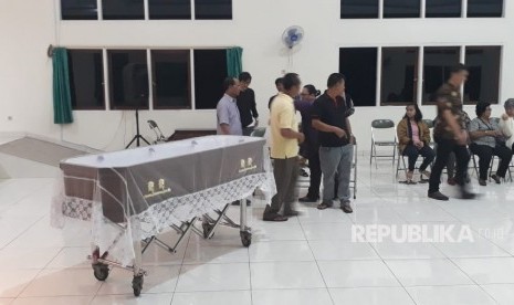 Jenazah NH Dini disemayamkan di Aula Wisma Lansia Harapan Asri, Jalan Tusam Raya II Banyumanik, Kota Semarang, Jawa Tengah, Selasa (4/12). Sastrawan ini wafat di RS St Elisabeth Semarang setelah sebelumnya mengalami musibah kecelakaan di ruas tol Tembalang.