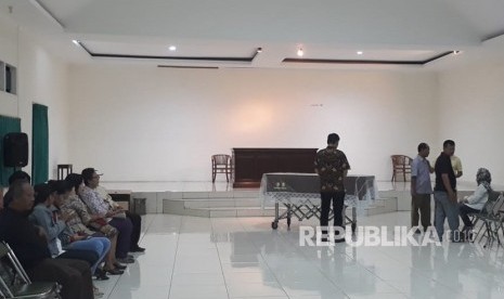 Jenazah NH Dini disemayamkan di Aula Wisma Lansia Harapan Asri, Jalan Tusam Raya II Banyumanik, Kota Semarang, Jawa Tengah, Selasa (4/12). Sastrawan ini wafat di RS St Elisabeth Semarang setelah sebelumnya mengalami musibah kecelakaan di ruas tol Tembalang.