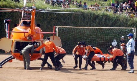 JENAZAH PILOT. Tim penyelamat mengangkat jenazah pilot pesawat Sukhoi Super Jet 100, Aleksandr Yablontsev guna diangkut dengan heli Basarnas di Cijeruk, Bogor, Jabar, Sabtu (12/5). Jenazah yang ditemukan oleh tim Kopassus tersebut diangkut melalui jalur Su