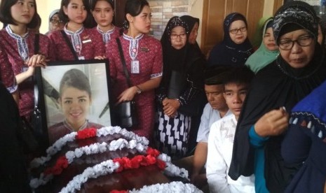  The body of the Lion Air JT610 flight attendant, Shintia Melina, buried in the city of Padang, West Sumatra, Friday (Nov 9).