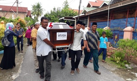  The body of the Lion Air JT610 flight attendant, Shintia Melina, is buried in the city of Padang, West Sumatra, Friday (Nov 9).