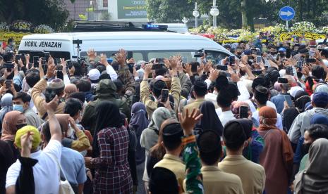 Jenazah putra sulung Gubernur Jawa Barat Ridwan Kamil, Emmeril Kahn Mumtadz atau Eril dibawa dari rumah dinas Gubernur Jawa Barat Gedung Pakuan, Kota Bandung, menuju ke pemakaman di Cimaung, Kabupaten Bandung.