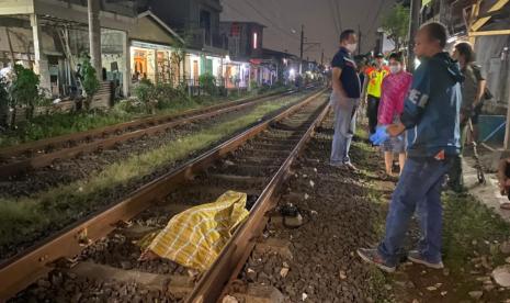 Jenazah remaja berinisial D (16 tahun) tergeletak di tengah rel akibat tertabrak KRL Commuter Line di Kampung Peninggaran Timur, Kebayoran Lama, Jakarta Selatan (ilustrasi).