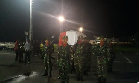 Jenazah Serda Mirwariyadin tiba di Bandara Internasional Lombok, Jumat (9/3) malam.