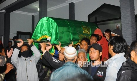 Jenazah terduga teroris Siyono saat diangkat dengan kurung batang