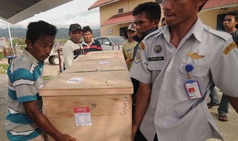 Jenazah TKW yang meninggal di Oman saat tiba di di Bandara Mutiara Palu, Selasa (7/1).