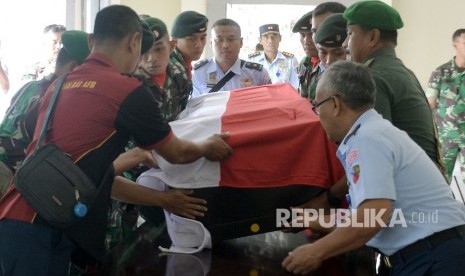 Jenazah TNI Korban KKB Nduga. Anggota TNI mengangkat peti jenazah Serda Mirwariyadin yang tiba di Baseops Lanud I Gusti Ngurah Rai, Bali, Jumat (8/3/2019).