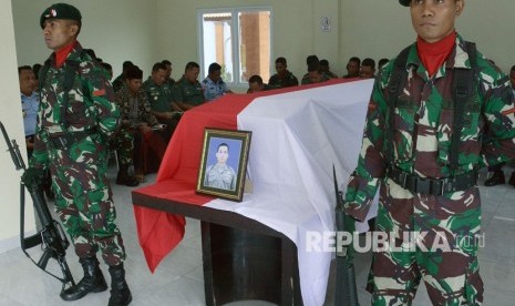 Jenazah TNI Korban KKB Nduga. Jenazah anggota TNI Serda Mirwariyadin disemayamkan setibanya di Baseops Lanud I Gusti Ngurah Rai, Bali, Jumat (8/3/2019).