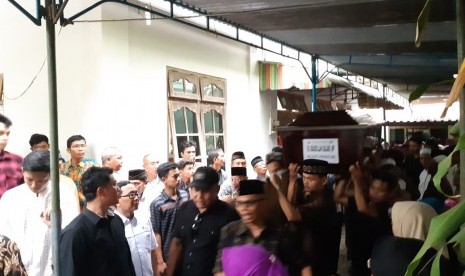  The body of Ubaidah Salabi, a victim of the Lion Air plane crash with flight number JT 610, arrived at the funeral home in Karangmojo, Tasikmadu, Karanganyar Regency, Central Java, Wednesday (Nov 7) afternoon.