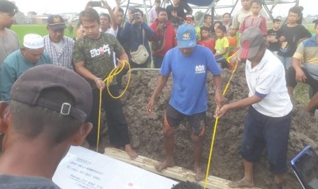 Jenazah Ujang Nuryanto (37), korban mutilasi di Malaysia akhir Januari lalu tiba di rumah duka orang tuanya di Kampung Ciodeng, Baleendah pukul 16.00 Wib, Rabu (13/3). Jenazah langsung dimakamkan di pemakaman kelaurga di kampung Bauan, Tegal Camat jam 16.30 Wib.