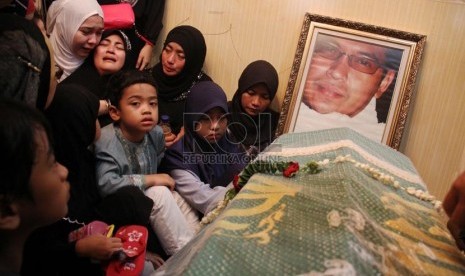 Jenazah Ustaz Jefry Al Buchori ketika di semayamkan di rumah duka Perum Bukit Mas, Rempoa, Bintaro, Tangerang Selatan, Jumat (26/4).   (Republika/Yasin Habibi)