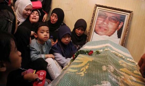 Jenazah Ustaz Jefry Al Buchori ketika di semayamkan di rumah duka Perum Bukit Mas, Rempoa, Bintaro, Tangerang Selatan, Jumat (26/4).   (Republika/Yasin Habibi)