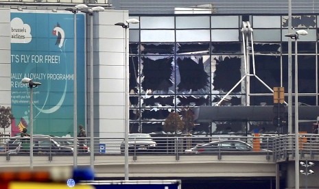 Jendela-jendela di bandara Zaventem, Brussels, Belgia pecah akibat sebuah ledakan yang terjadi pada Selasa (22/3). 