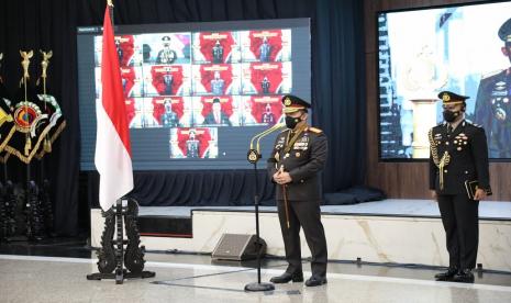 Kapolri Jenderal Listyo Sigit Prabowo menyematkan penganugerahan tanda kehormatan Bintang Bhayangkara Pratama yang ditandatangani oleh Presiden Indonesia Joko Widodo (Jokowi), kepada 61 perwira tinggi Polri, 8 perwira tinggi TNI dan 5 Aparatur Sipil Negara (ASN), di Gedung Rupatama Mabes Polri, Jakarta Selatan, Kamis (30/12).