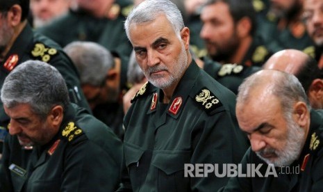 Situs pemerintah AS diretas dengan peringatan balas dendam Jenderal Qassem Soleimani (tengah).