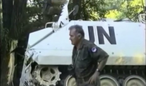  Jenderal Ratko Mladic dekat kendaraan PBB yang ditinggalkan di luar Srebrenica pada 11 Juli 1995.