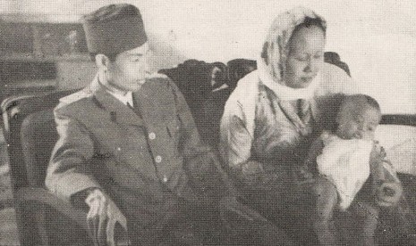 Jenderal Soedirman dan isterinya Alfiah bersama anak bongsu mereka, 1949.