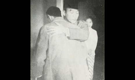 Jenderal Soedirman (kiri) dipeluk oleh Presiden Soekarno semasa kepulangannya di Yogyakarta.