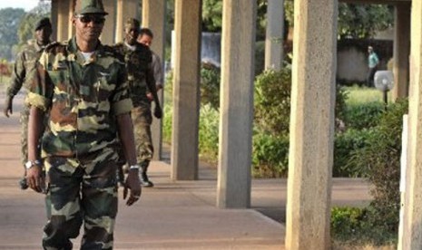 Jendral Ibrahim Camara, Komandan AU Guineau Bissau berpatroli di Bandara