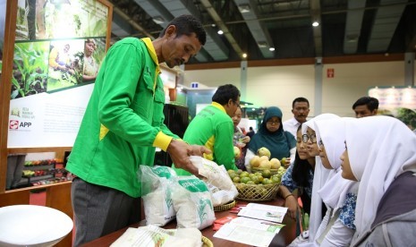 Jeni, petani berusia 41 tahun asal desa Banyu Biru, Kecamatan Air Sugihan, Kabupaten Ogan Komering Ilir, Sumatera Selatan menunjukkan beras yang dipanen bersama kelompok tani yang dikepalainya