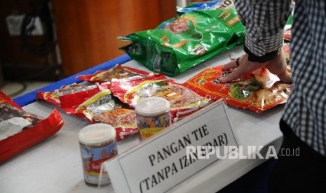 Jenis makanan, obat tradisional dan kosmetik diperlihatkan saat disita Badan Pengawasa Obat dan Makanan (BPOM) di Jakarta, Kamis (30/6).  (Republika/Tahta Aidilla)