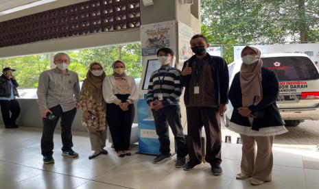 Jenna&Kaia menyalurkan wakaf mesin filtrasi air minum untuk Masjid Salman ITB yang diterima langsung dan disambut baik oleh Ketua Umum Masjid Salman ITB, Prof Dr Suwarno.