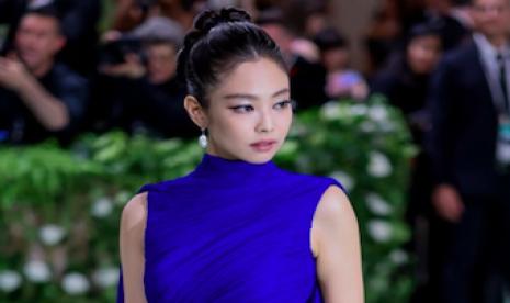 Jennie Blackpink ketika menghadiri acara Met Gala 2024. Busana yang dikenakan Jennie memantik kontroversi.