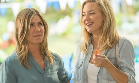 Jennifer Aniston dan Kate Hudson dalam film Mother's Day.