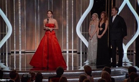 Jennifer Lawrence saat terima trofi Golden Globes