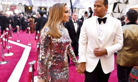 Jennifer Lopez dan Alex Rodriguez tiba di acara penghargaan Oscar, Ahad (24/2) di Dolby Theatre di Los Angeles.