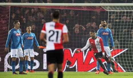 Jeremiah St. Juste (kedua dari kanan) merayakan gol yang memastikan kemenangan Feyenoord 2-1 atas Napoli pada Grup F Liga Champions UEFA di De Kuip, Rotterdam, Belanda, Kamis (7/12) dini hari WIB. 